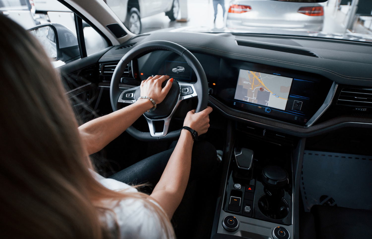 Persona revisando un auto en un concesionario